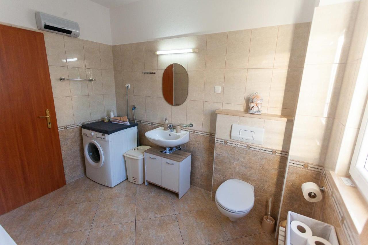 Apartment Jerry With Private Pool Milna (Brac) Exterior foto