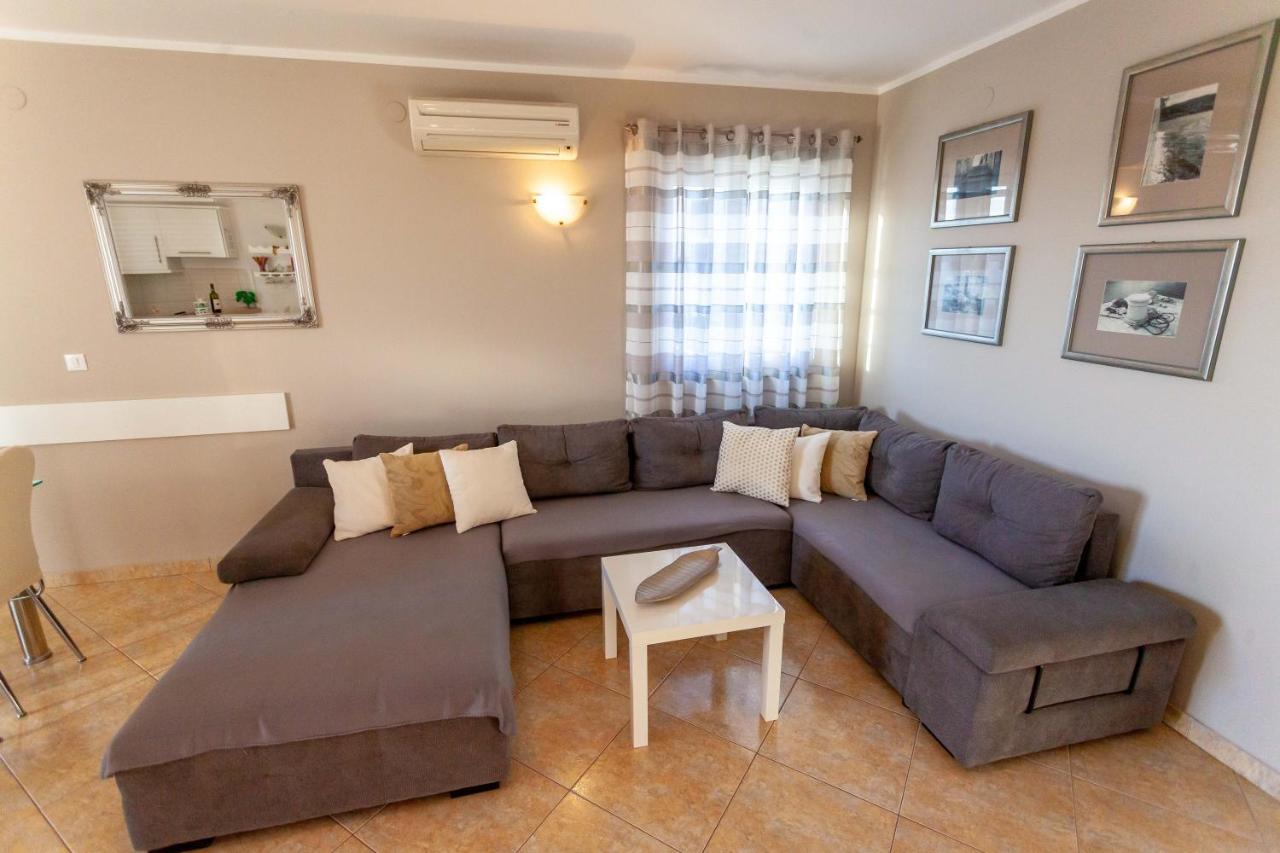 Apartment Jerry With Private Pool Milna (Brac) Exterior foto